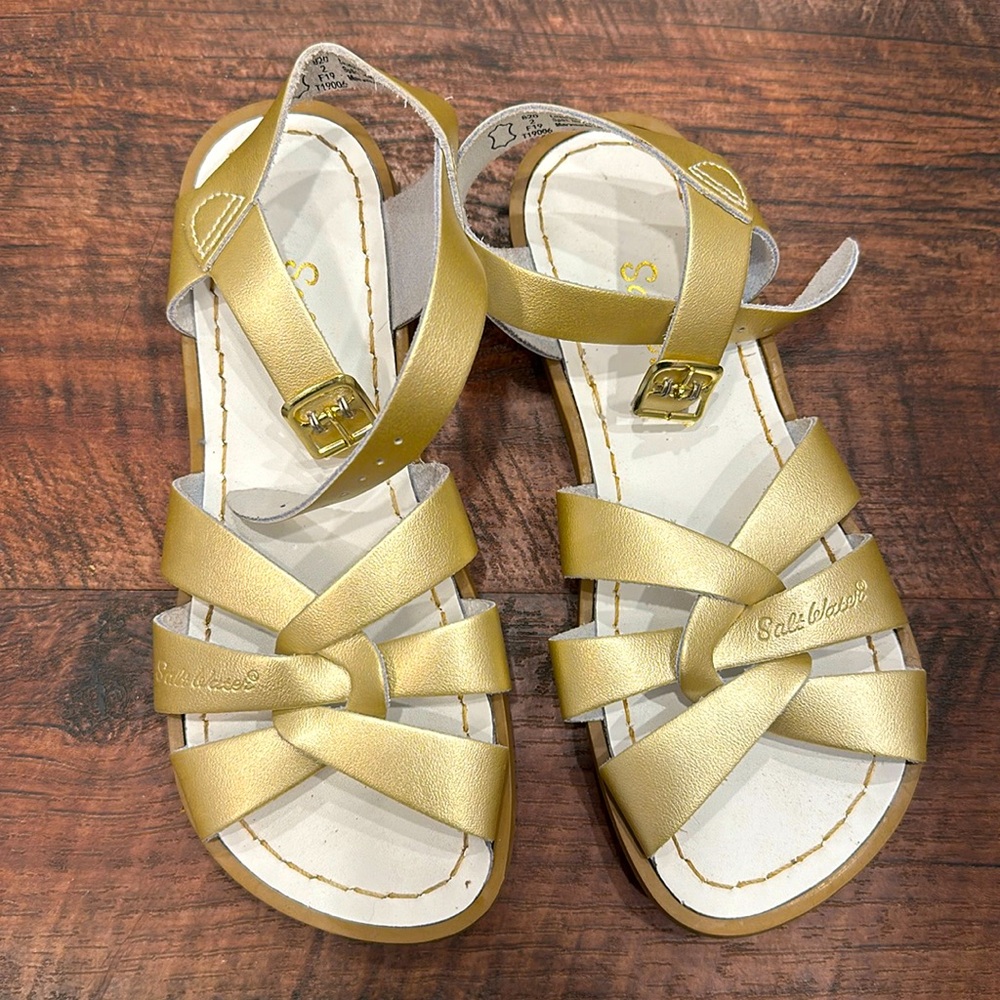 Gold girls Salt Water Sandals size 2 euc